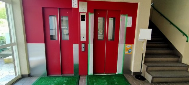 すみれ橋第二コーポ4号棟のその他共用部分|エレベーターが2基あり混雑時もスムーズです♪