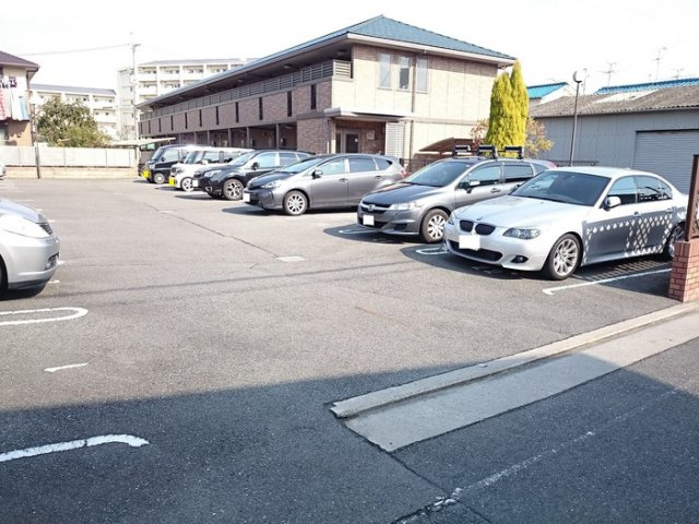 メゾン　ラグランジュの駐車場