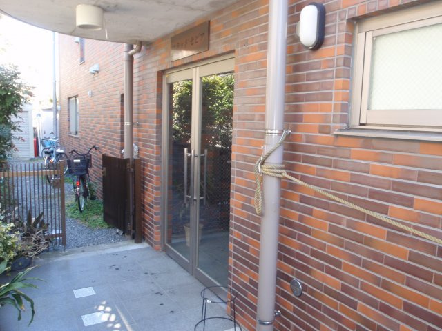 フラットセピアのエントランス