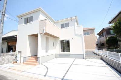 【外観】 | 三郷市早稲田6丁目　1号棟 | 陽当りも良く、車2台駐車可能