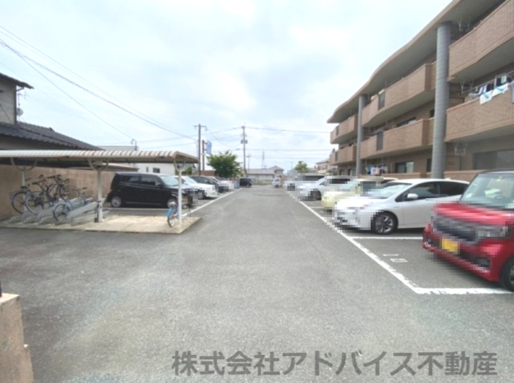 シルクローランの駐車場