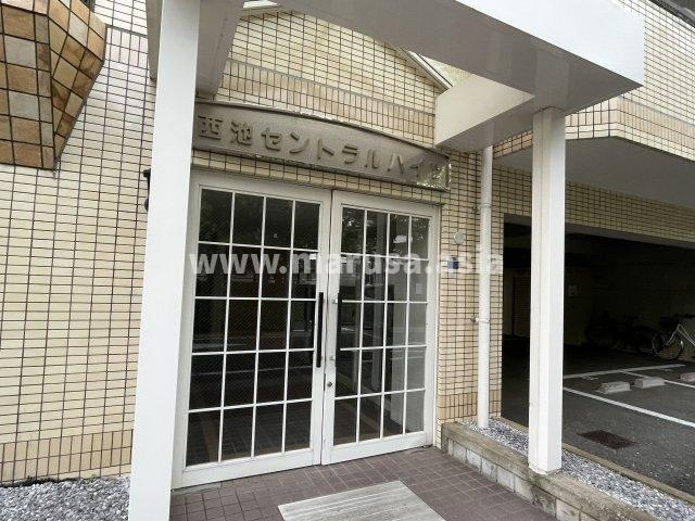 西池セントラルハイツのエントランス