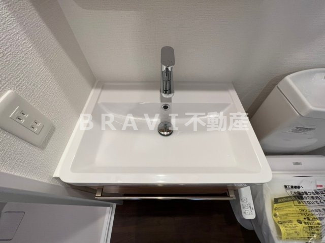 セレニテ天満橋アリア　BRAVI不動産の独立洗面台|【セレニテ天満橋アリア】独立洗面台、小物を置くことができて便利です