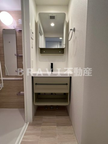 セレニテ天満橋アリア　BRAVI不動産の独立洗面台|【セレニテ天満橋アリア】独立洗面台、小物を置くことができて便利です