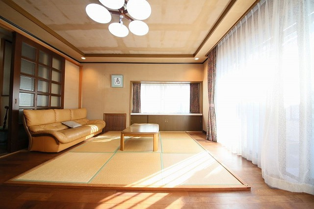 半田市柊町4丁目戸建の居間・リビング
