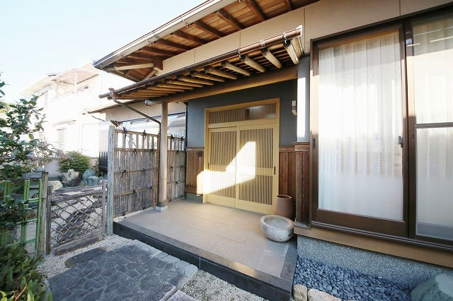 半田市柊町4丁目戸建の玄関