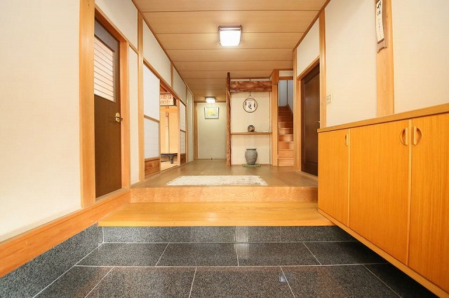 半田市柊町4丁目戸建の玄関