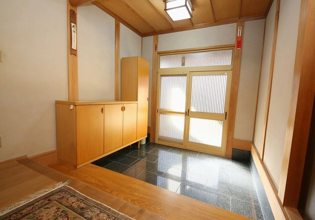 半田市柊町4丁目戸建の玄関