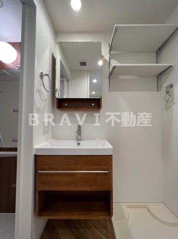 セレニテ天満橋アリア　BRAVI不動産の独立洗面台|【セレニテ天満橋アリア】独立洗面台、小物を置くことができて便利です