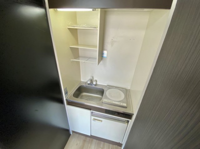 【キッチン】 | ドルチェ・ビータ | 冷蔵庫付きのキッチンです。