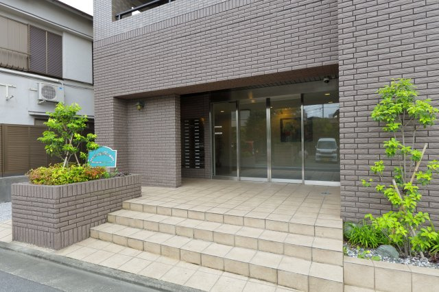 阿部松島マンションのエントランス