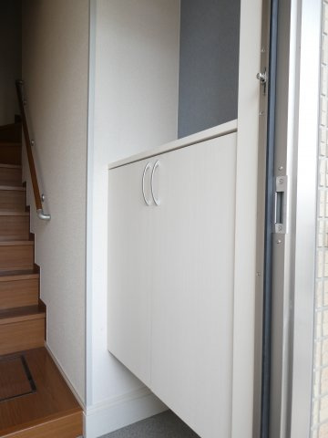 ノーベルの玄関|ｼｭｰｽﾞﾎﾞｯｸｽ