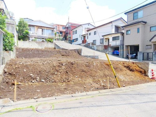 【仲介手数料無料】幅員約6mの南道路に面し、陽当り・開放感良好のお住まい♪の外観|相鉄線「二俣川」駅・「鶴ヶ峰」駅より徒歩約17分。
