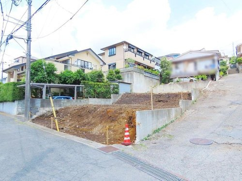 【仲介手数料無料】幅員約6mの南道路に面し、陽当り・開放感良好のお住まい♪の前面道路含む現地写真|リビングダイニングには冬も足元快適な床暖房完備。
