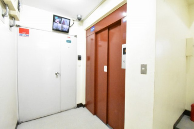 【その他共用部分】 | リバーハイツ長者町 | お買い物時やベビーカーの出し入れに便利なエレベーター付
混雑時にも便利なエレベーター2基付です。