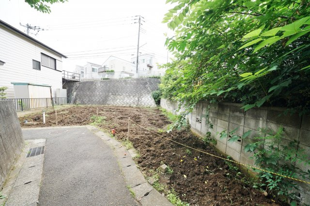 【横浜市保土ケ谷区初音ケ丘3-7新築戸建て】（桜台小学校・岩崎中学校）の前面道路含む現地写真|住環境に配慮された第一種低層住居専用地域。