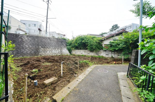 【横浜市保土ケ谷区初音ケ丘3-7新築戸建て】（桜台小学校・岩崎中学校）の前面道路含む現地写真|相鉄線「星川」駅まで徒歩約20分です。