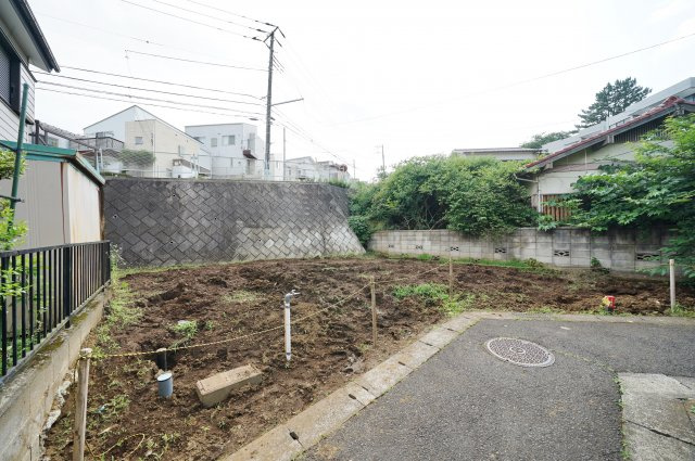 【横浜市保土ケ谷区初音ケ丘3-7新築戸建て】（桜台小学校・岩崎中学校）の外観|リビング階段採用。ご家族が自然と顔を合わせるお住まいです。