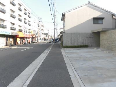 モノコモドウエストの周辺|前面道路