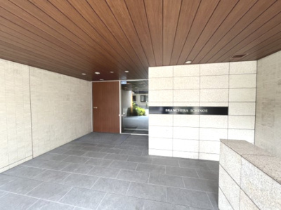 【エントランス】 | ブランシエラ一之江 | 清潔感のあるエントランス入口になります。