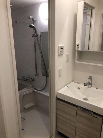 【独立洗面台】 | LANDIC　O2227 | 朝の支度にも助かる、独立の洗髪洗面化粧台