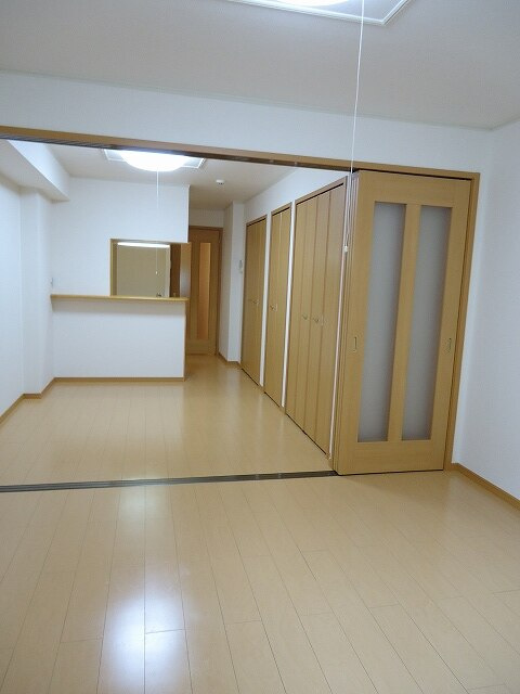 豊橋市大岩町字曲松のアパートの居間・リビング