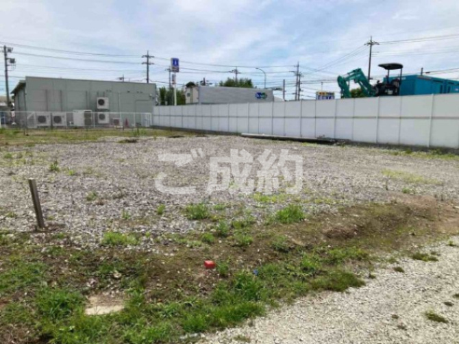 安中市郷原の売地の前面道路含む現地写真|陽当たり良好！白いフェンスの向こうはローソンです。