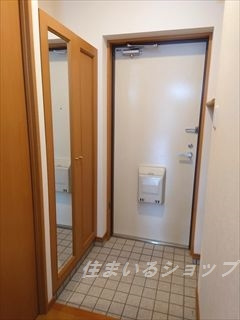 広島市安佐北区深川５丁目の賃貸マンションの玄関|ミラー付き大型シューズボックス