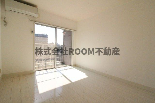 ガーデンKH3の寝室|開放的な寝室です