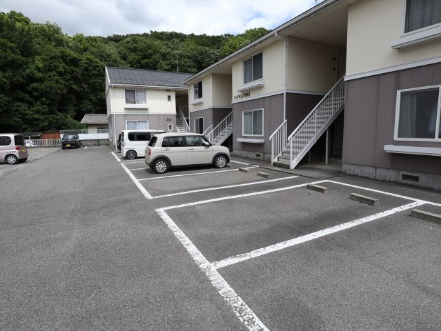 フレグランス竹原　Ｂ棟の駐車場