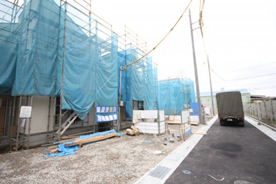 【前面道路含む現地写真】 | 戸ヶ崎2丁目全7棟２号棟 | 建物外観を気になさる方へ、見た目の良い物件です