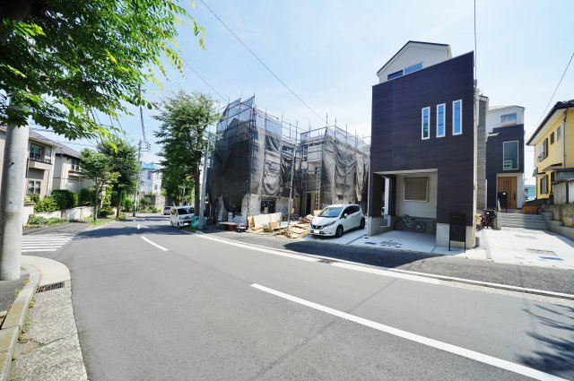 幅員約11mの公道に面し、、開放感たっぷりのお住まい♪の前面道路含む現地写真|バス停までは徒歩約1分です。