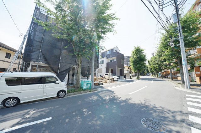 幅員約11mの公道に面し、、開放感たっぷりのお住まい♪の前面道路含む現地写真|幅員約11mの道路に面しています。