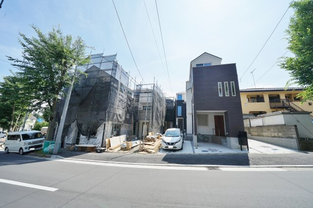 幅員約11mの公道に面し、、開放感たっぷりのお住まい♪の外観|JR横浜線「鴨居」駅までバスご利用可能。