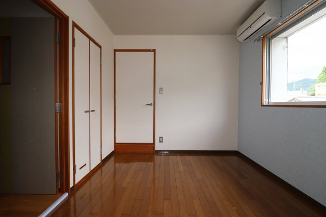 ハイツかおるの洋室|個人の部屋や寝室として使える洋室です
※内装が若干異なる場合がございます