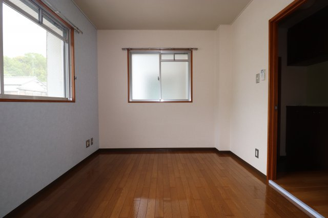 ハイツかおるの洋室|明るい洋室です
※内装が若干異なる場合がございます