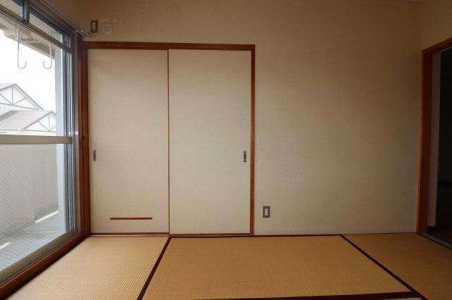 ハイツかおるの和室|フローリングだけでなく、和室もあります
※内装が若干異なる場合がございます