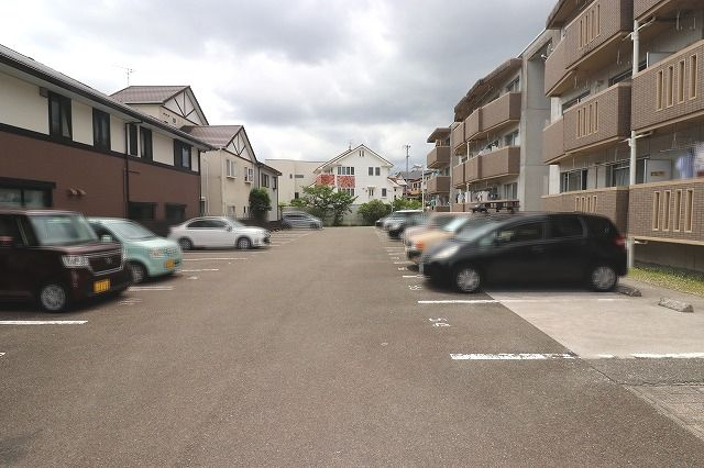 ハイツかおるの駐車場|駐車場に車を止められます