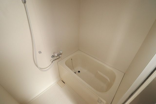 ハイツかおるの浴室|日々の疲れを癒すお風呂付です
※内装が若干異なる場合がございます