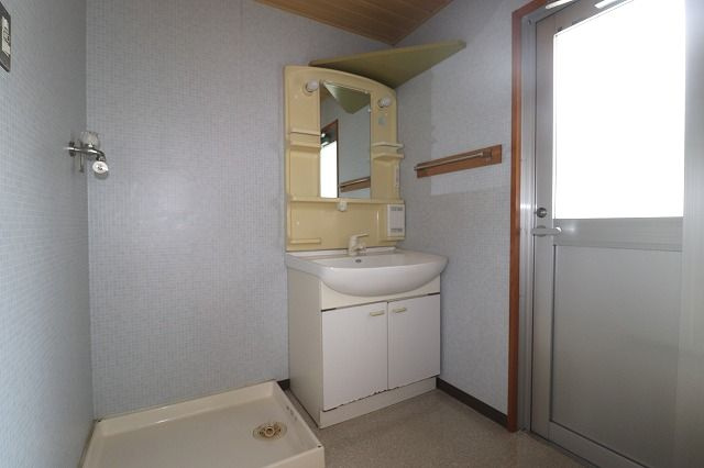 ハイツかおるの洗面所|ゆったりとスペースのある洗面所
※内装が若干異なる場合がございます