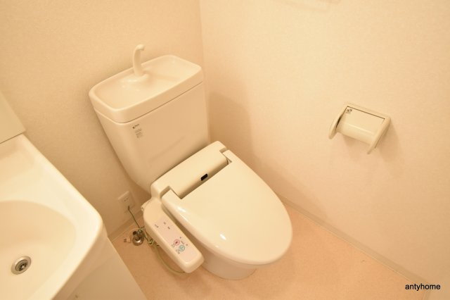 ドゥーエ江坂1　仲介手数料無料のトイレ