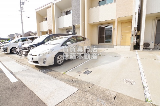 エルフィー南川の駐車場