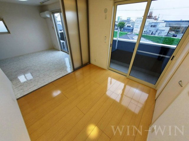 アヴェク・トワの玄関