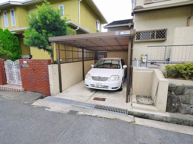 六条緑町２丁目貸家の駐車場