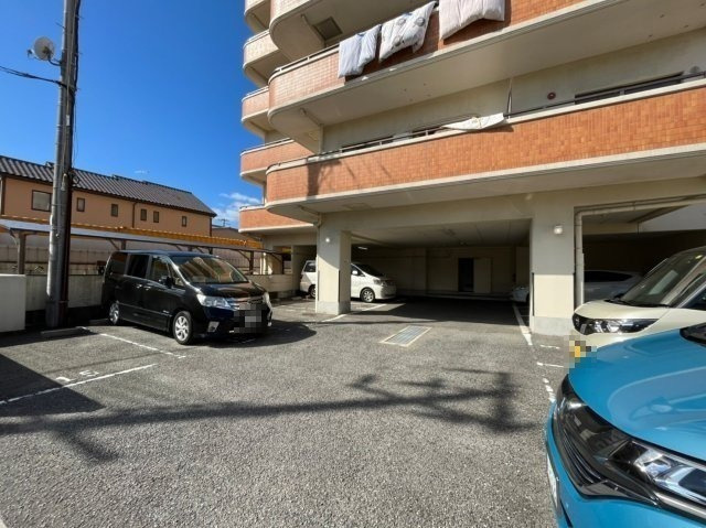 ハッピーコート明石の駐車場