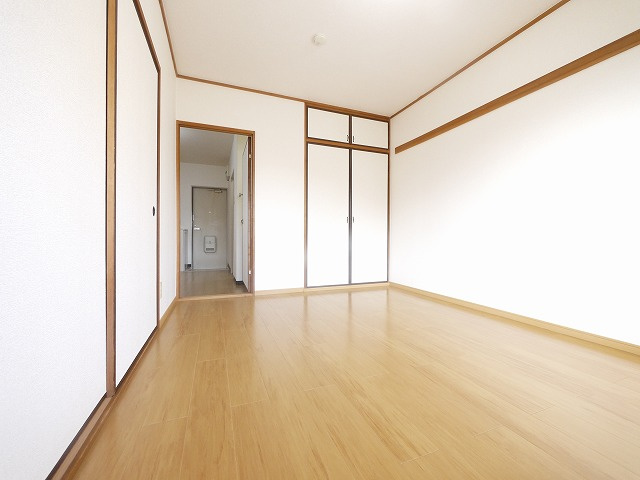 エミール指柳の寝室|開放的な寝室です