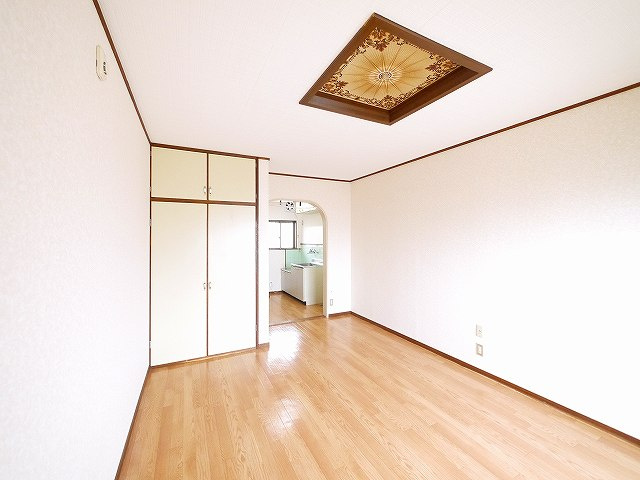 コーポ華（肘塚町）の居間・リビング|明るい洋室です