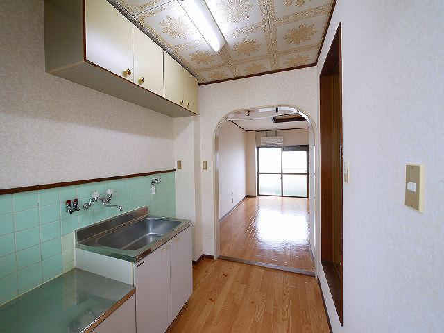 コーポ華（肘塚町）のキッチン|お料理しやすいキッチンです