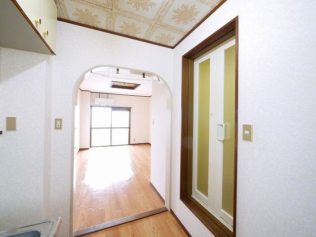 コーポ華（肘塚町）の内装|明るい室内です