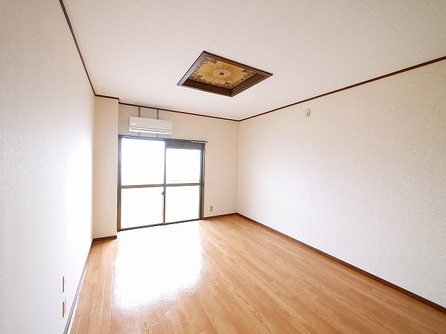 コーポ華（肘塚町）の居間・リビング|明るい洋室です。